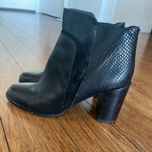 [Tahari] Leather Ankle Booties